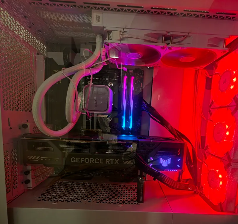 Inside the white Frostbyte workstation: liquid cooling, memory, a GeForce RTX graphics card and illuminated fans.